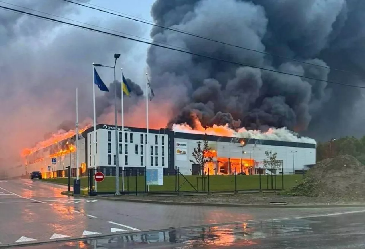 W wyniku rosyjskiego ataku na Lwów spłonęły ubrania marek LPP (fot. Ukraine News UP/X)