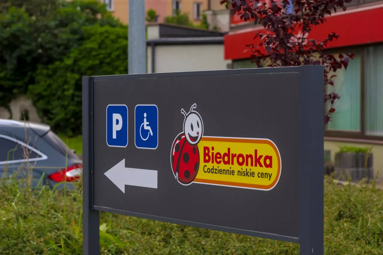 Nowy system kamer na parkingach Biedronki. Nawet 3,5 tys. zł kary za parkowanie (fot. Shutterstock)