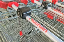 W części sklepów Auchan rezygnuje z kasetek na żetony czy monety przy wózkach