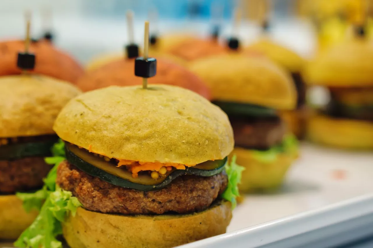 Wegańskie burgery (fot. Łukasz Rawa/wiadomoscihandlowe.pl)