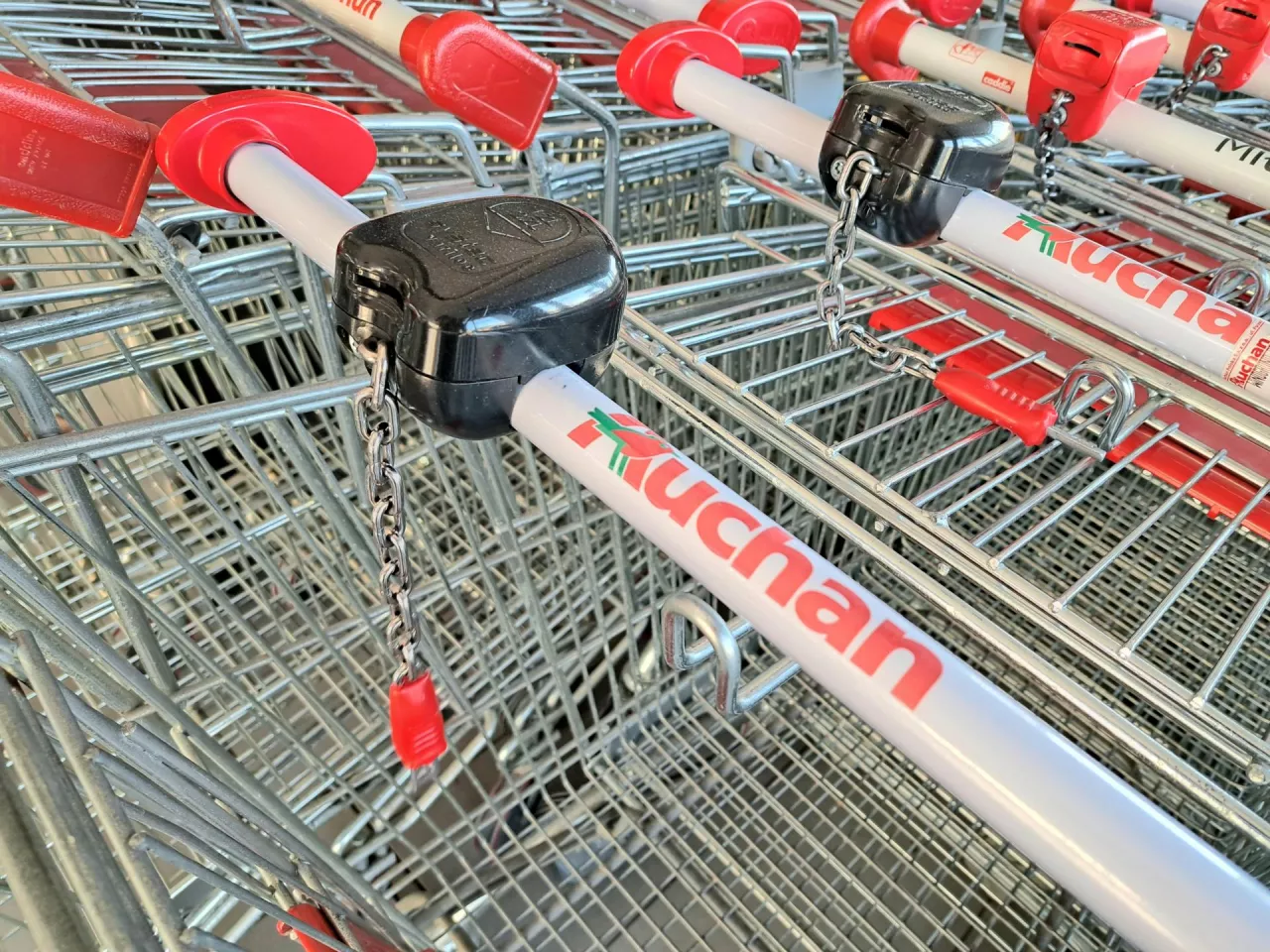 W części sklepów Auchan rezygnuje z kasetek na żetony czy monety przy wózkach