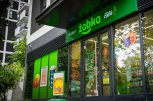 Przychód miesięczny w Żabce – które sklepy dają 33 000 zł? (fot. Żabka Polska)