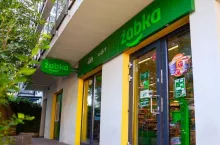 <p>Przychód miesięczny w Żabce. Ile wynosi w 2025 roku?(fot. Żabka Polska)</p>