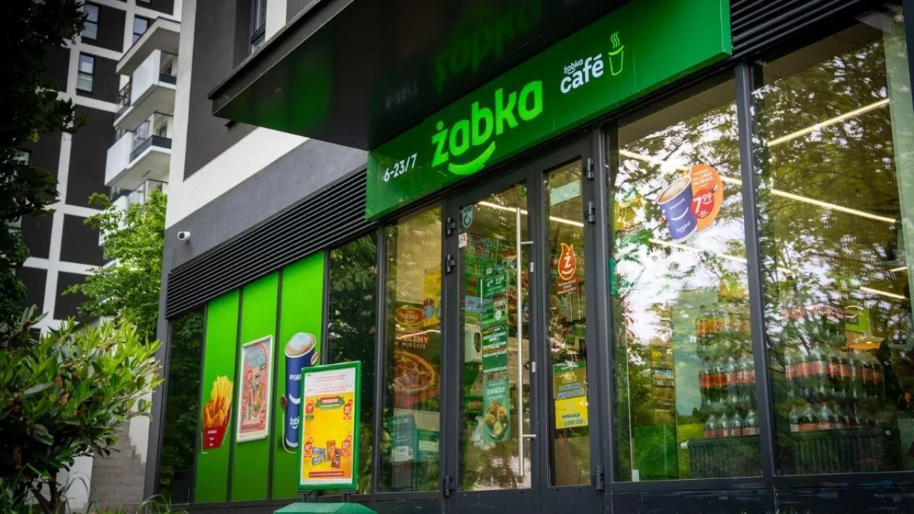 Przychód miesięczny w Żabce – które sklepy dają 33 000 zł? (fot. Żabka Polska)