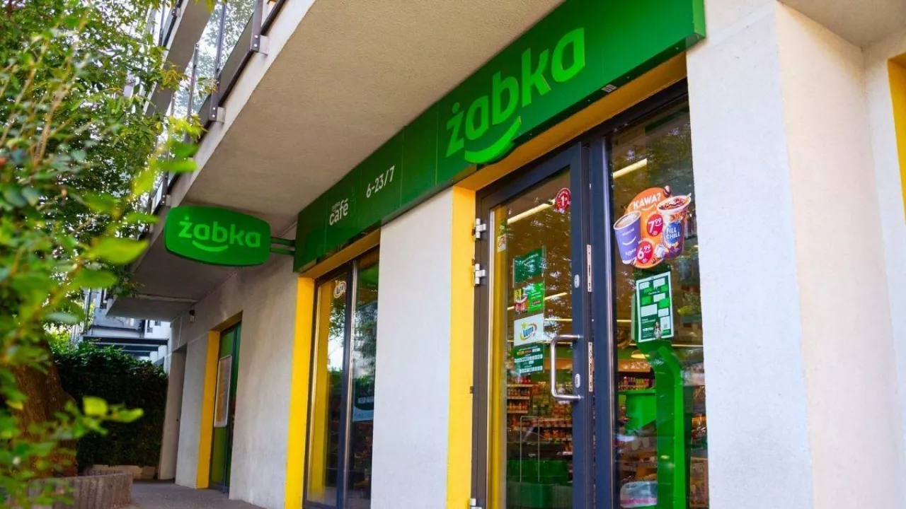 <p>Przychód miesięczny w Żabce. Ile wynosi w 2025 roku?(fot. Żabka Polska)</p>