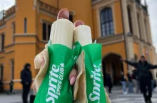 Do 21 października w Żabce będzie dostępny hot dog ze specjalnym sosem stworzonym we współpracy z firmą Coca-Cola i marką Sprite (fot. materiały prasowe)