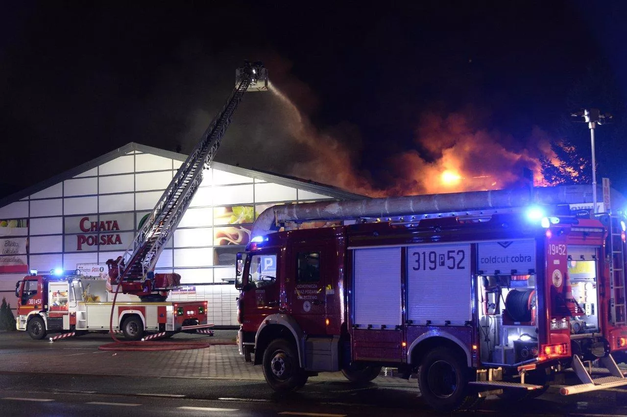 12 października wieczorem w sklepie sieci Chata Polska w Poznaniu, stanowiącym część kompleksu handlowego Podolany wybuchł pożar (fot. gloswielkopolski.pl)