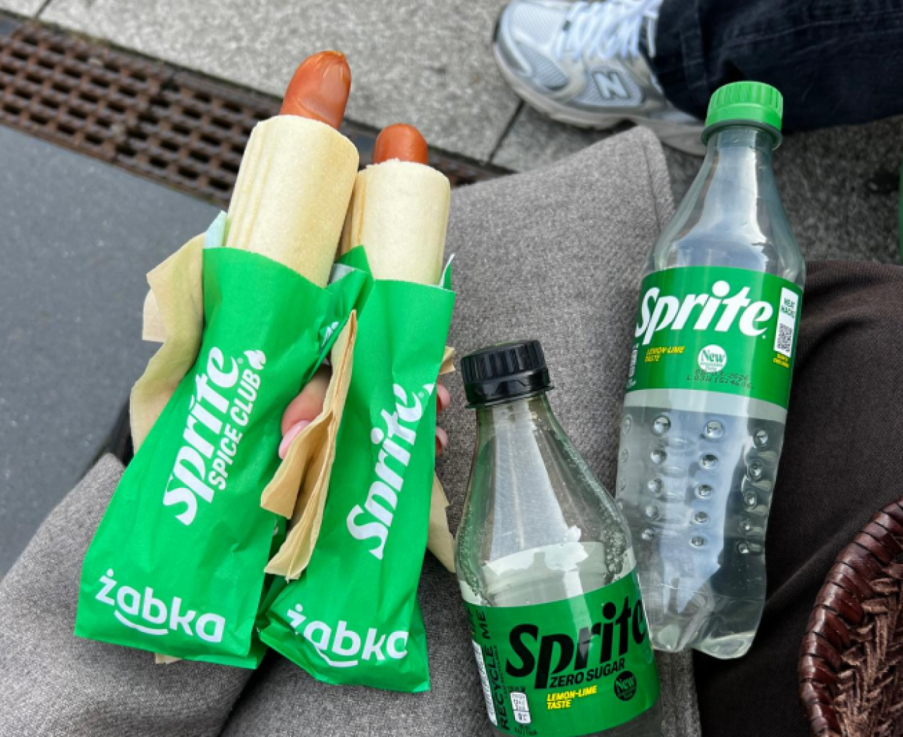 Do 21 października w Żabce będzie dostępny hot dog ze specjalnym sosem stworzonym we współpracy z firmą Coca-Cola i marką Sprite