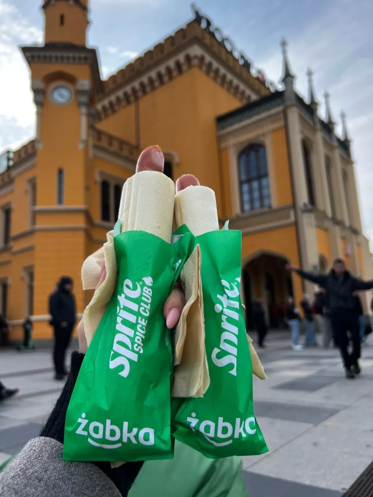 <p>W Żabkach można spróbować hot dogów z limitowanym sosem Sprite Spice Club</p>
