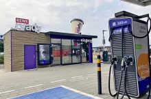 Inteligentny sklep Rewe Ready w Kamener Kreuz znajduje się bezpośrednio na terenie największego w Niemczech parku szybkiego ładowania samochodów elektrycznych (Sebastian Rennack)