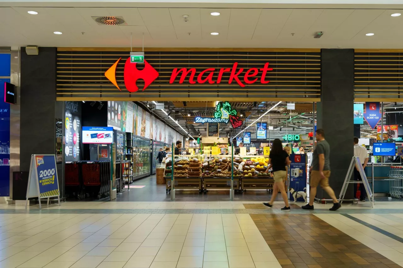 Na zdj. sklep sieci Carrefour (fot. Daniel Sztork/Shutterstock)