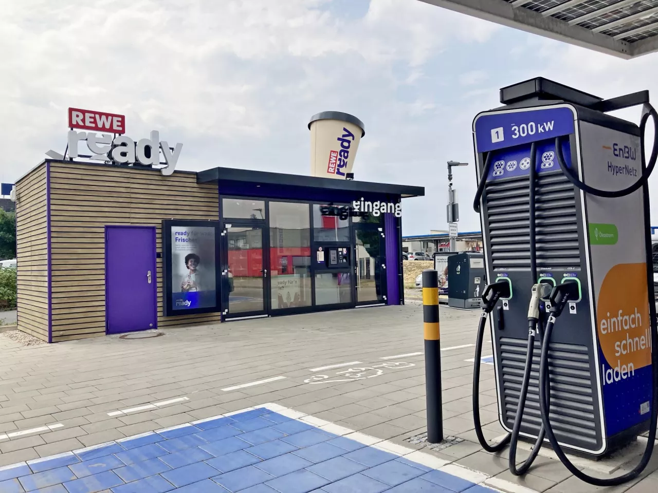 Inteligentny sklep Rewe Ready w Kamener Kreuz znajduje się bezpośrednio na terenie największego w Niemczech parku szybkiego ładowania samochodów elektrycznych (Sebastian Rennack)
