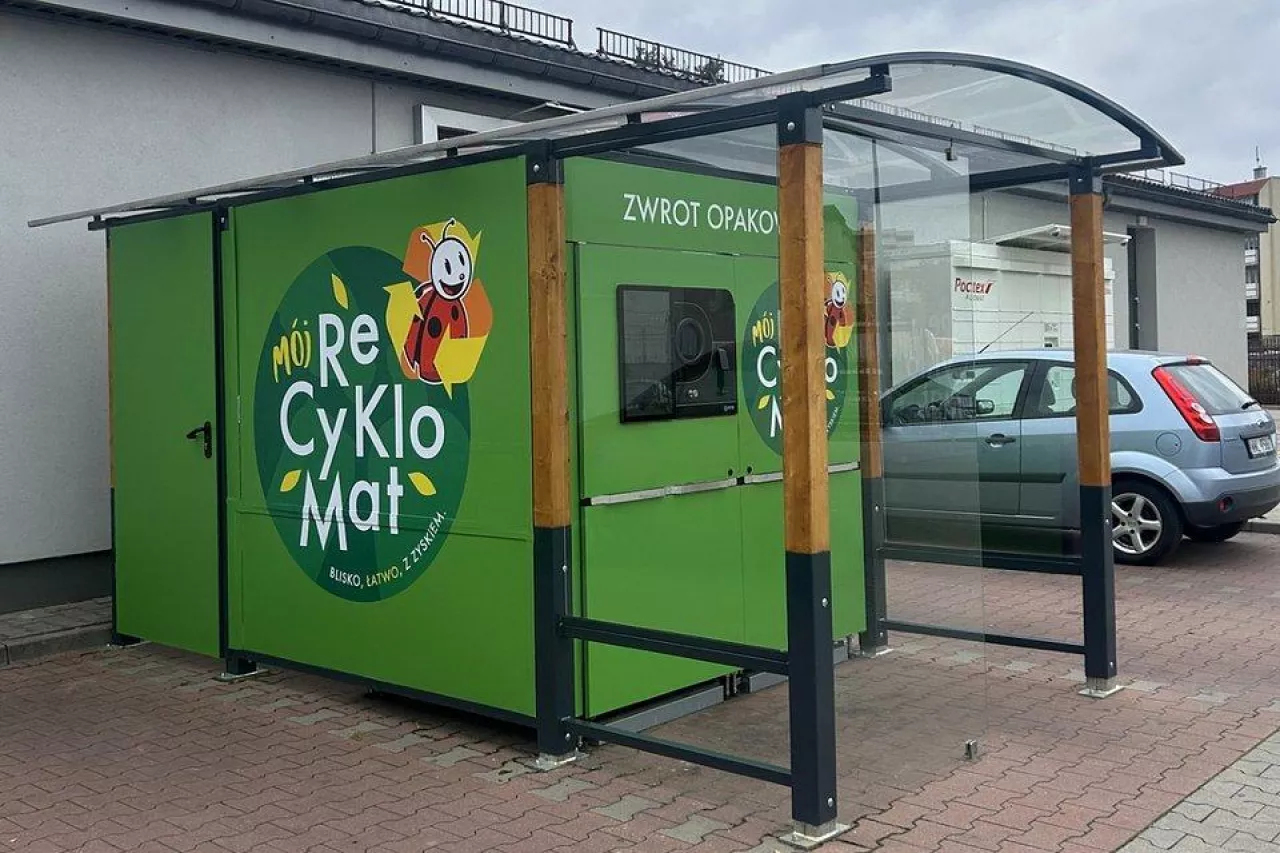Butelkomat przy sklepie Biedronki (fot. Biedronka)