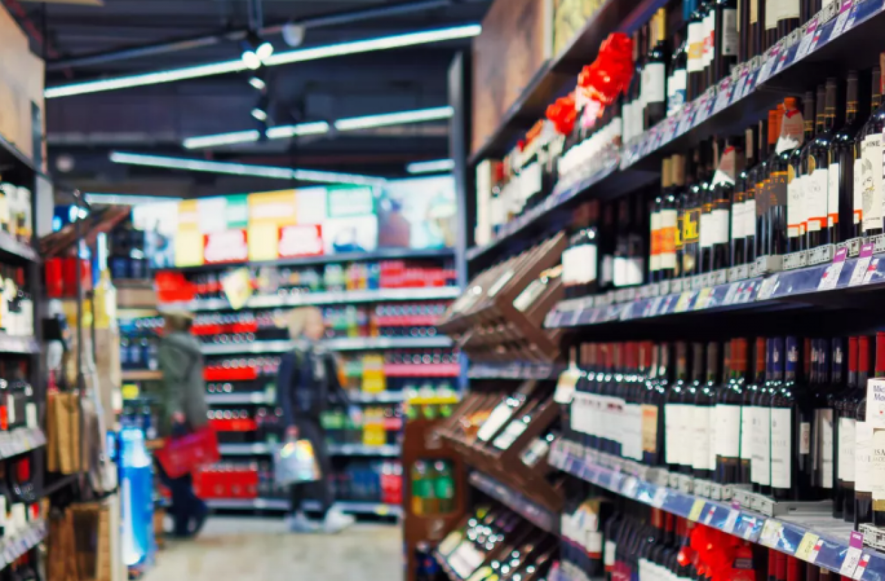 O ile może spaść sprzedaż alkoholu przez podniesienie akcyzy? (fot. ŁR, wiadomoscihandlowe.pl)