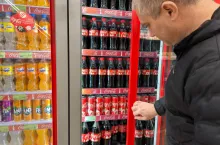 Kto naprawdę rządzi półką z napojami w małych opakowaniach? (fot. Shutterstock)