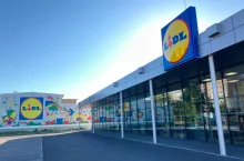 Nowoczesna fasada Lidla na Słowacji, w połączeniu z kolorowymi muralami, sygnalizuje, jak największy dyskont w Europie ewoluuje w kierunku atrakcyjności supermarketu. (Sebastian Rennack)