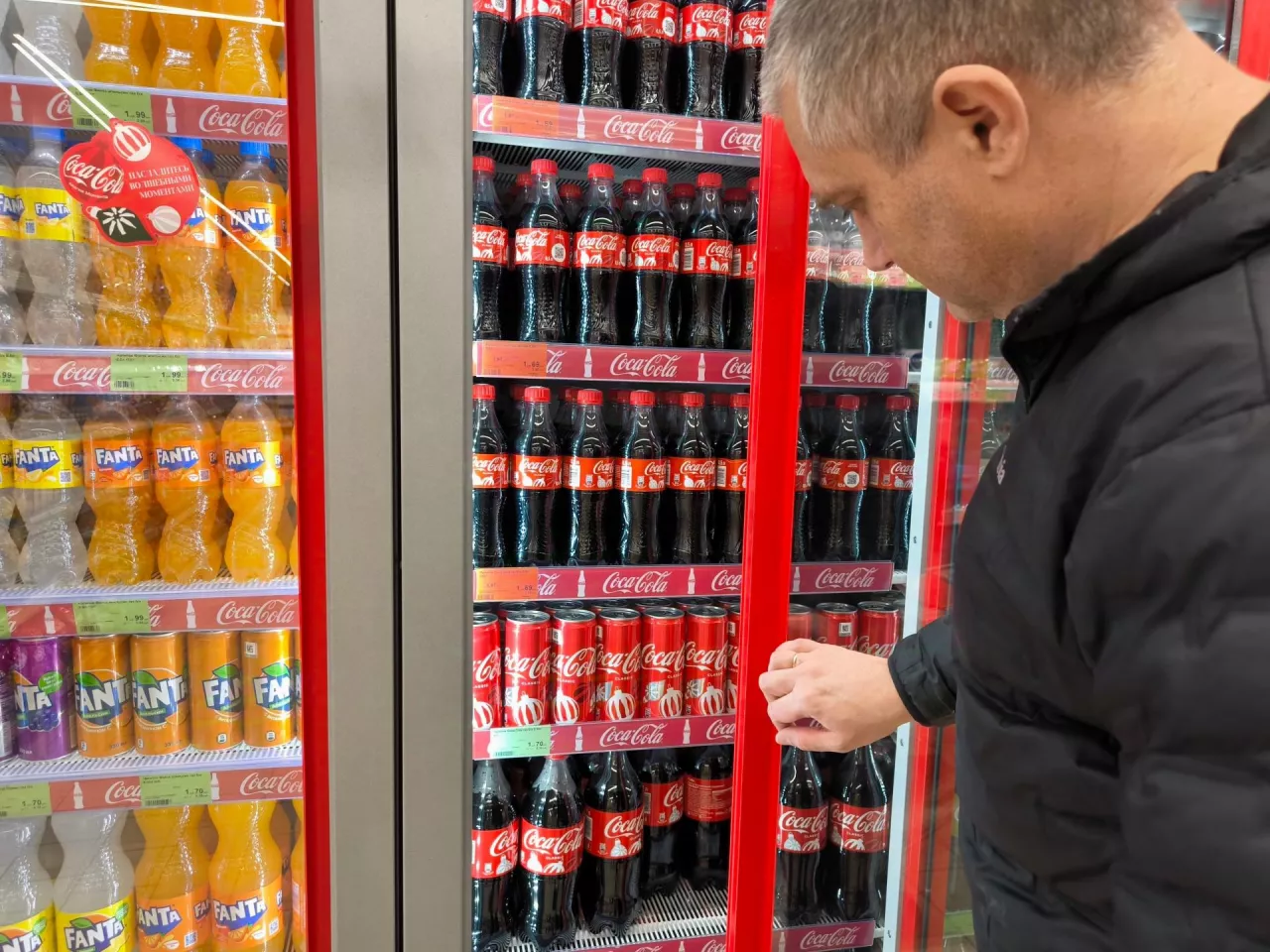 Kto naprawdę rządzi półką z napojami w małych opakowaniach? (fot. Shutterstock)