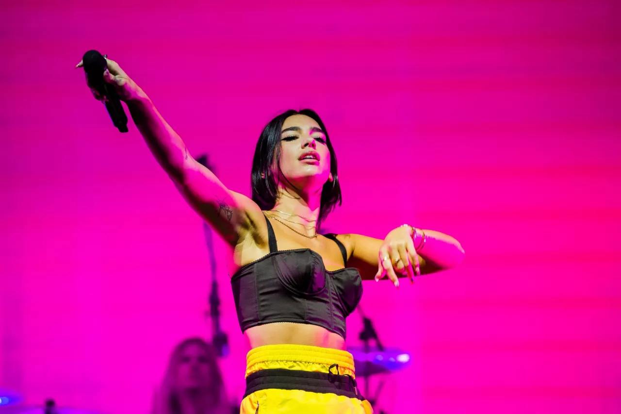 Dua Lipa - solidna kandydatka na ambasadorkę Żabki (fot. Ben Houdijk/Shutterstock)