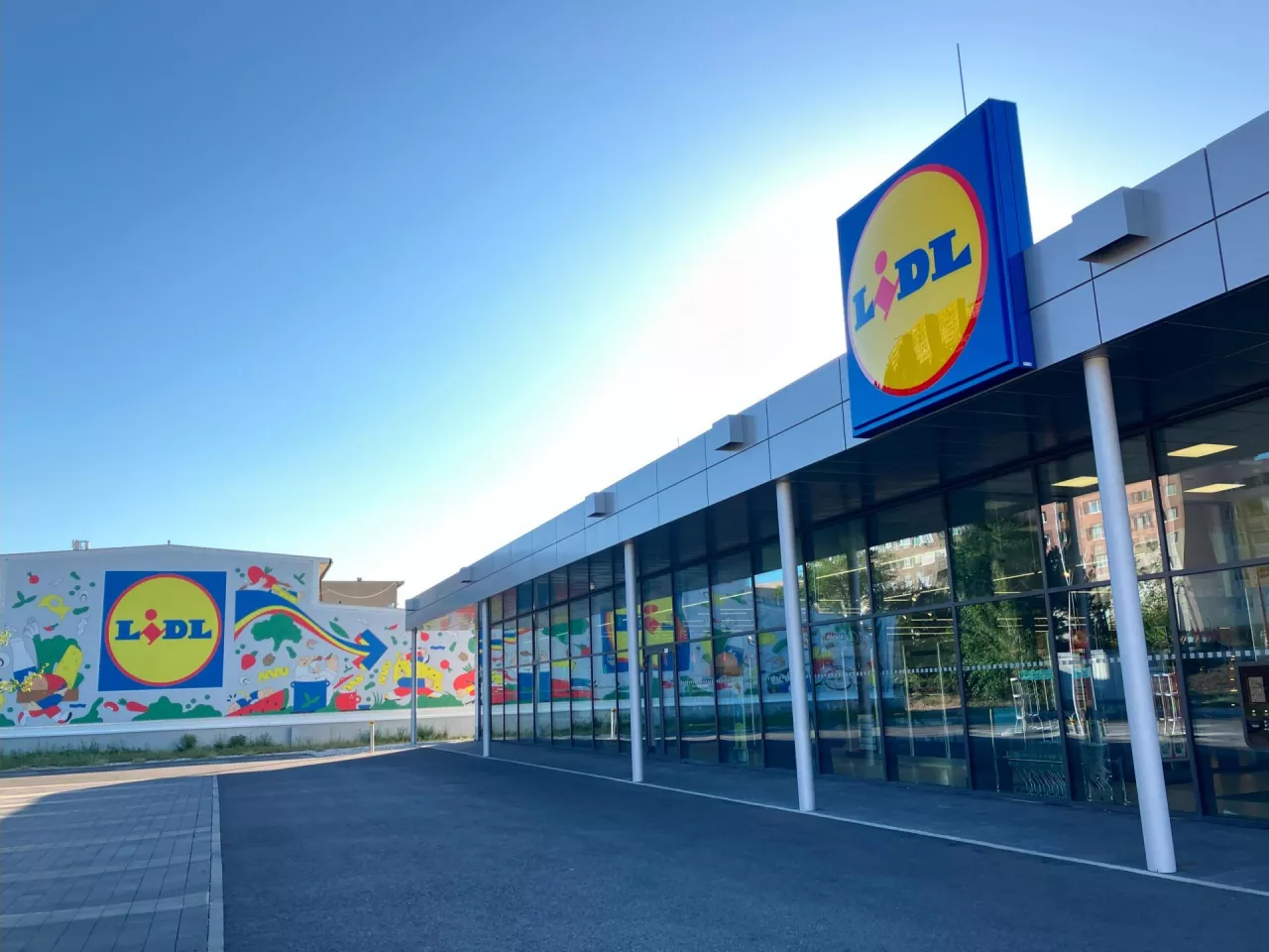 Nowoczesna fasada Lidla na Słowacji, w połączeniu z kolorowymi muralami, sygnalizuje, jak największy dyskont w Europie ewoluuje w kierunku atrakcyjności supermarketu. (Sebastian Rennack)