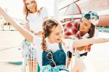 Młode pokolenie konsumentów jest pragmatyczne i racjonalne. Chętnie korzysta z promocji, ale też z list zakupowych (fot. Shutterstock)