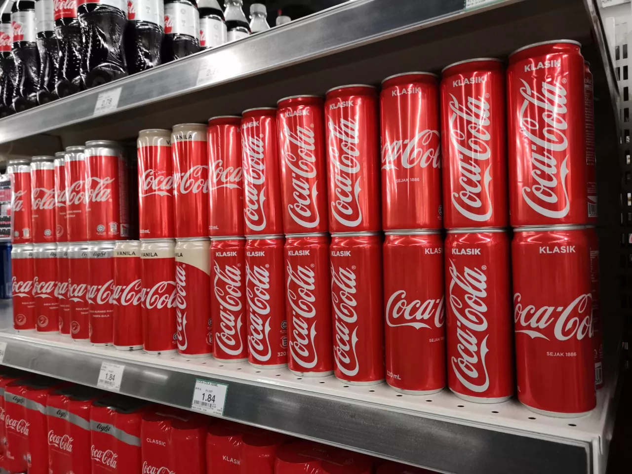 Wyniki Coca-Coli za trzeci kwartał 2025. Wzrost przychodów i zysku operacyjnego (fot. Shutterstock)