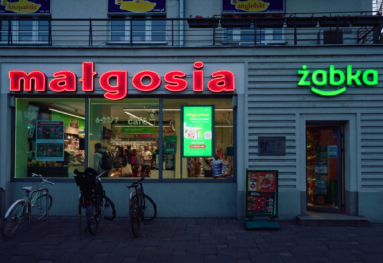 Neon ”Małgosia”, który przez lata zdobił sklep w przyziemiu kamienicy przy ul. Toeplitza 2, wrócił na swoje pierwotne miejsce dzięki zaangażowaniu zespołu Żabki, franczyzobiorcy Krzysztofa Liegmanna