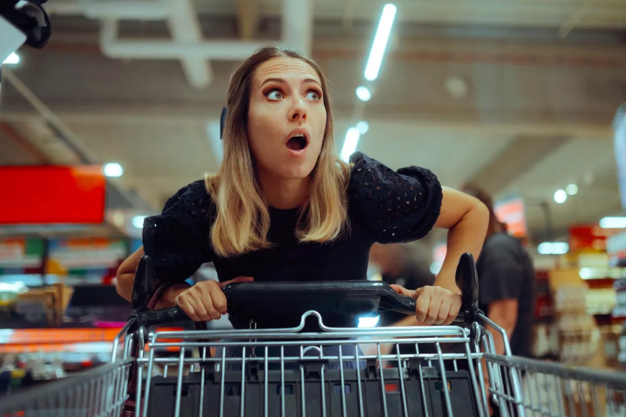 Polacy coraz cześciej korzystają z promocji. C ostoi za tą zmianą? (fot. Shutterstock)