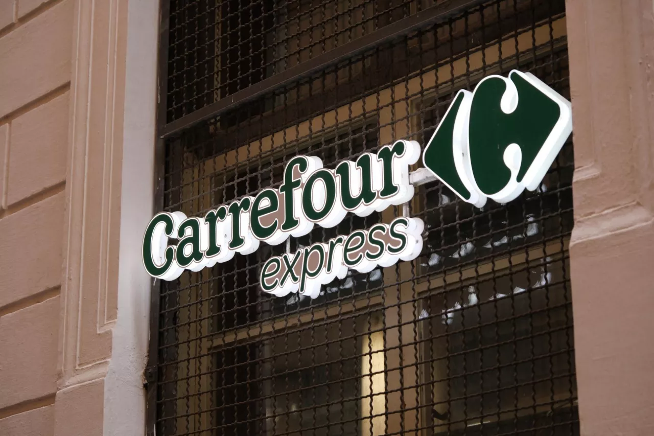 Carrefour traci w Polsce głównie franczyzowe sklepy convenience (fot. Robert Way/Shutterstock)