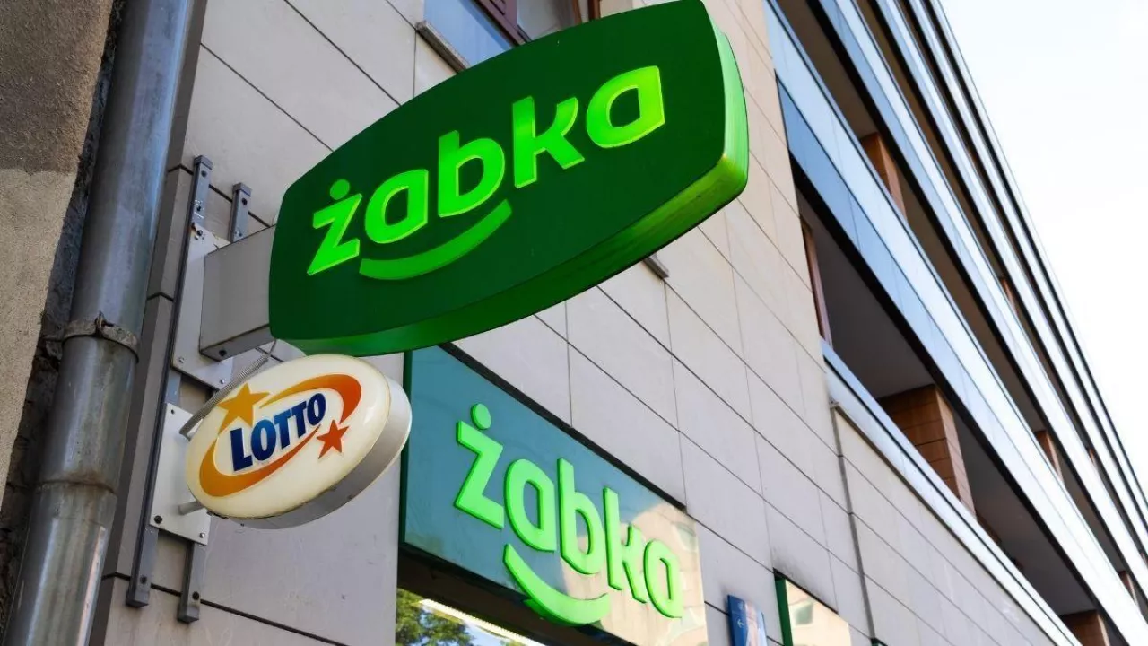 <p>Żabka przekracza granicę 12 000 sklepów. Gdzie ruszy nowa placówka? (fot. MOZCO Mateusz Szymanski/Shutterstock)</p>