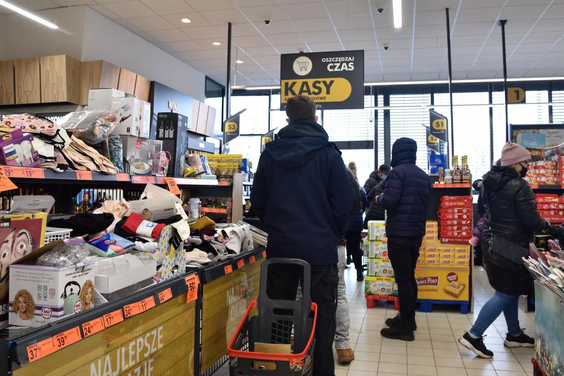 Polacy szturmują Biedronkę i Lidla. Mocny wzrost ruchu w dyskontach!