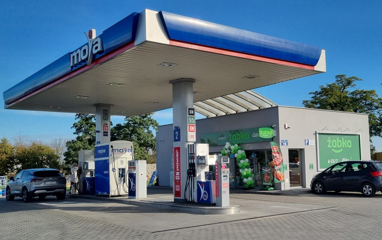 Żabka wchodzi na stacje Moya. Gigant convenience przyspiesza ekspansję na rynku paliwowym
