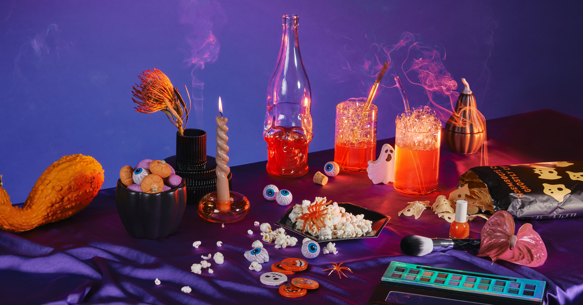 Halloween 2025. Dynie, słodycze i dekoracje są ok, ale po co puchate kajdanki?