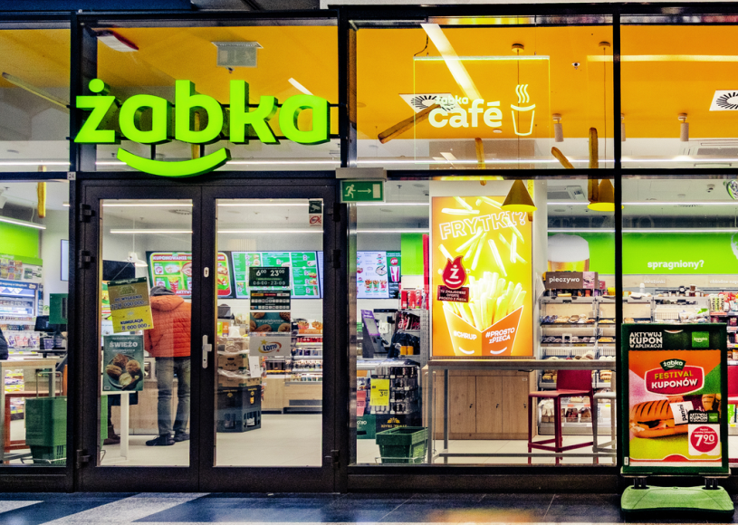 Żabka robi mocny skok. Co napędza wyniki i wzrost udziałów rynkowych sieci convenience?