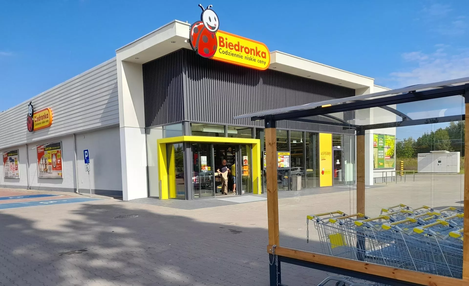 Biedronka po raz kolejny zwiększa udziały rynkowe. Wzrost sprzedaży ma łagodzić presję kosztową. Jaki jest strategiczny cel sieci?