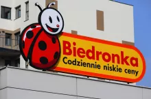 Biedronka stąpa po polu minowym. Jak sieć chce budować przewagę na rynku detalicznym? (fot. Shutterstock)