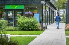 &lt;p&gt;Rekordziści w Żabce - ile lat ma najmłodszy i najstarszy franczyzobiorca (Fot. Żabka Polska)&lt;/p&gt;