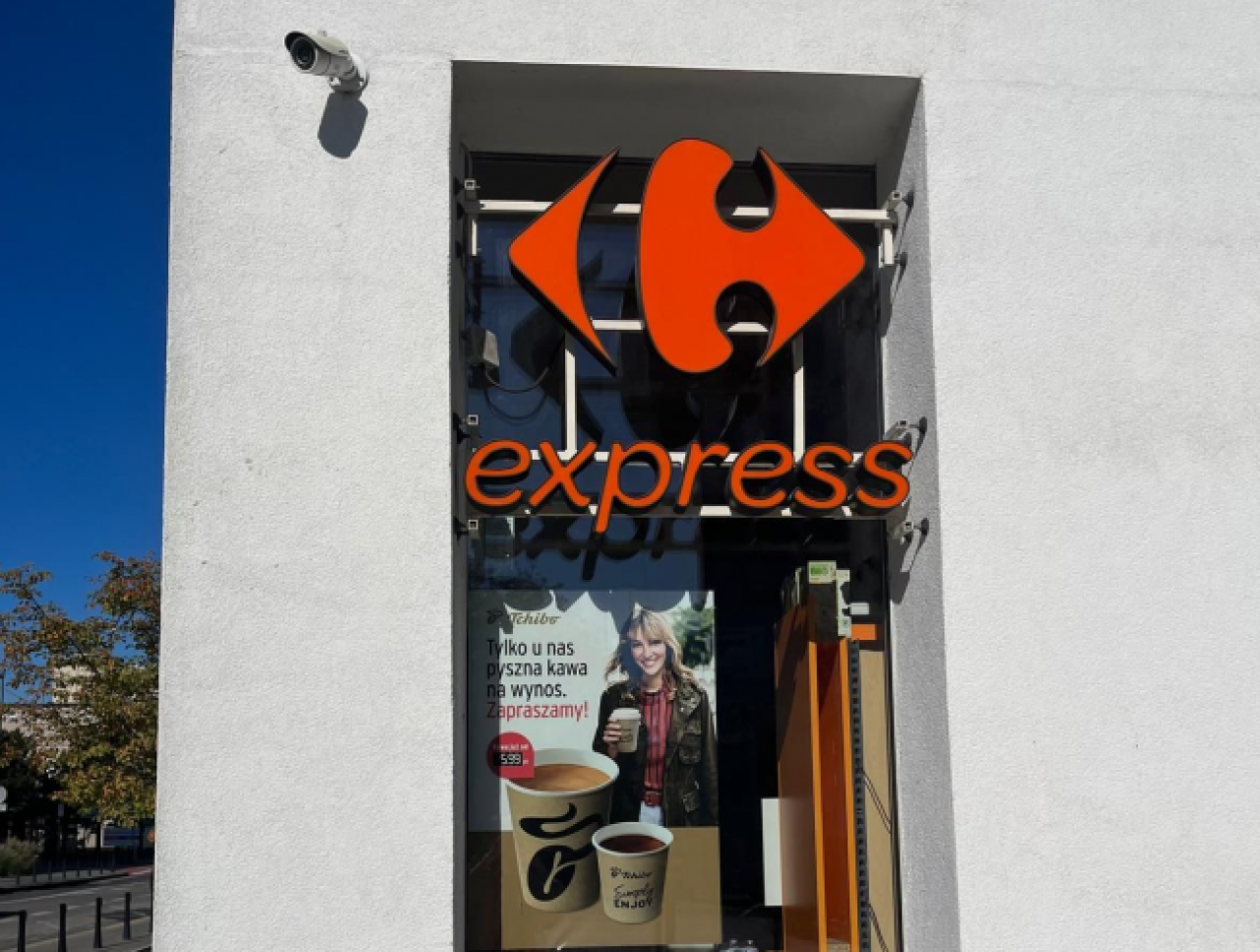 Carrefour Polska inwestuje w rozwój segmentu food-to-go, rozszerzając strategiczną współpracę z Tchibo Coffee Service Polska. Dzięki temu klienci wybranych hipermarketów Carrefour w Polsce mogą napić się świeżo parzonej kawy Tchibo przygotowywanej na miejscu.