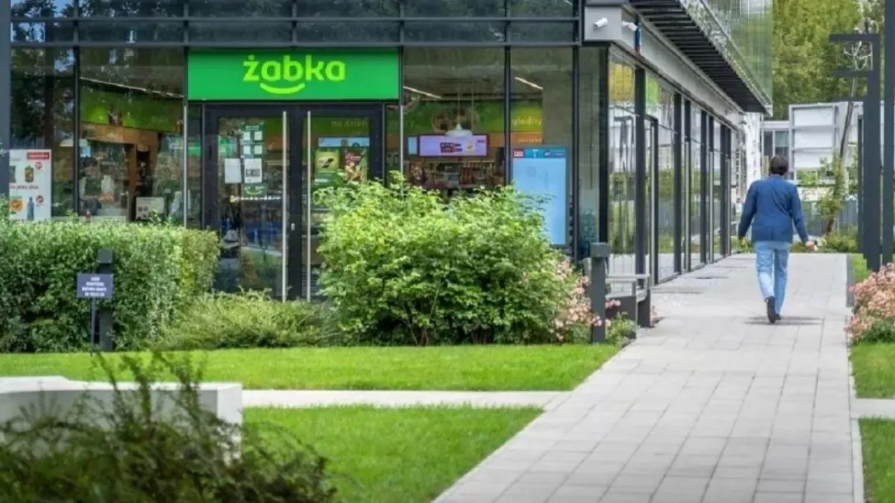 &lt;p&gt;Rekordziści w Żabce - ile lat ma najmłodszy i najstarszy franczyzobiorca (Fot. Żabka Polska)&lt;/p&gt;