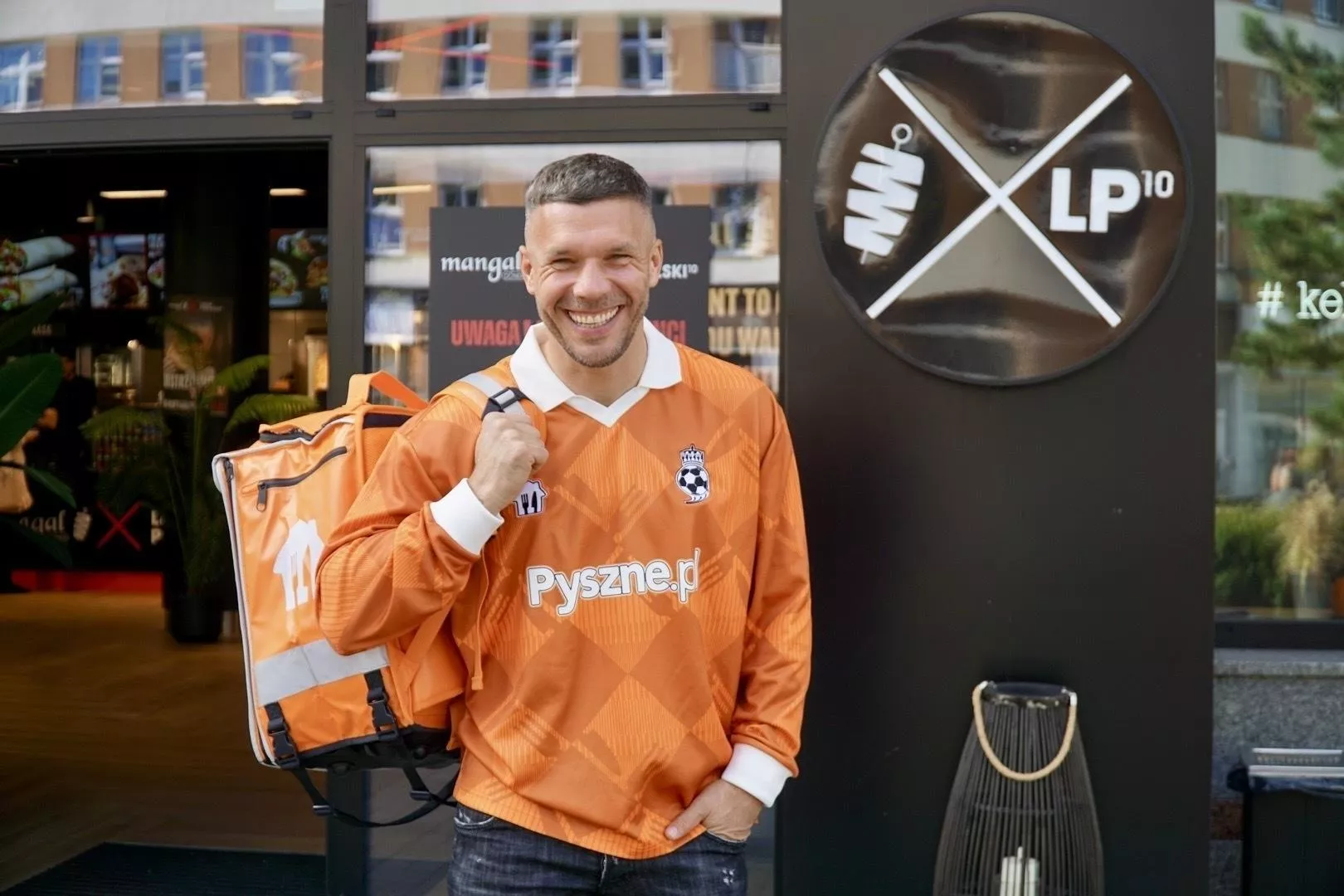 Legenda futbolu Lukas Podolski będzie kurierem Pyszne.pl? Aż tak, to nie, ale mistrz świata podpisał z platformą kontrakt na wyłączność