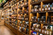 Alkohole mocne na półkach sklepowych (fot. Kyle J Little/Shutterstock)