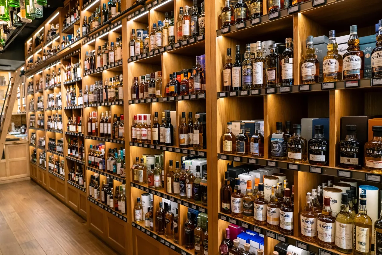 Alkohole mocne na półkach sklepowych (fot. Kyle J Little/Shutterstock)