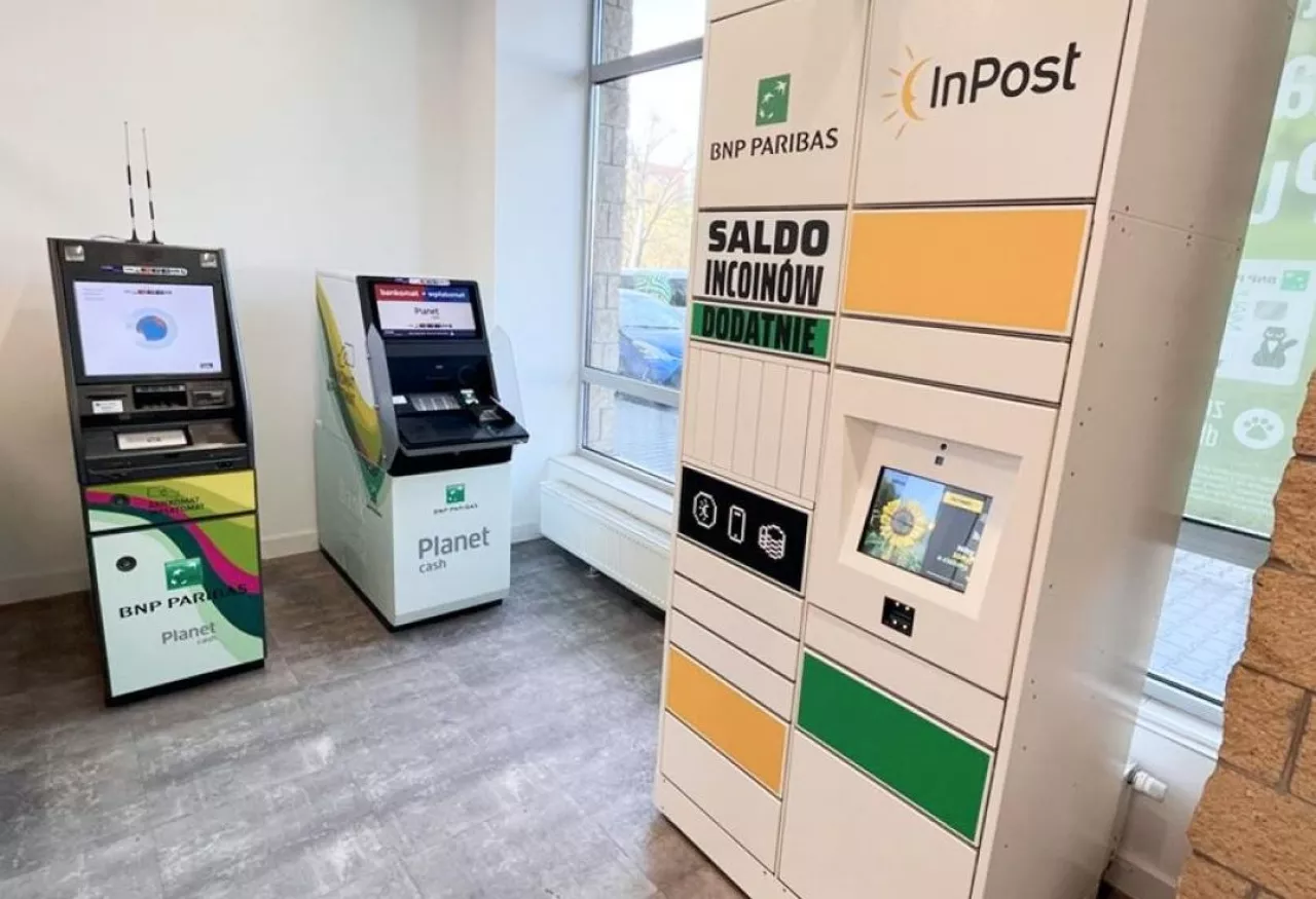 Paczkomat InPostu w placówce BNP Paribas Bank Polska (fot. Rafał Brzoska)