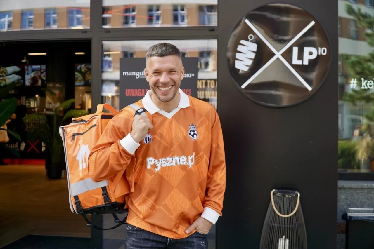Lukas Podolski nawiązuje współpracę z Pyszne.pl (mat. prasowe)
