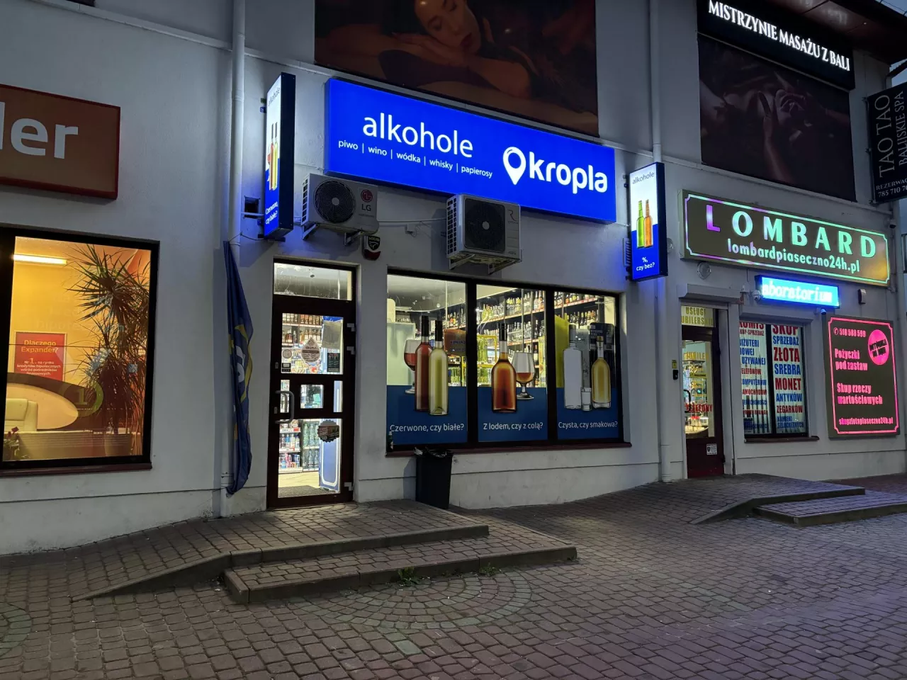 <p>Sieci franczyzowe sieci Kropla mają bordowe logo, natomiast własne niebieskie</p>