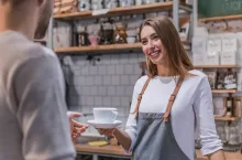 W ciągu trzech lat koszt espresso pitego w kawiarni wzrósł o 18,5 proc., cappuccino – o 20,5 proc., a latte – o 22 proc. (fot. Shutterstock)