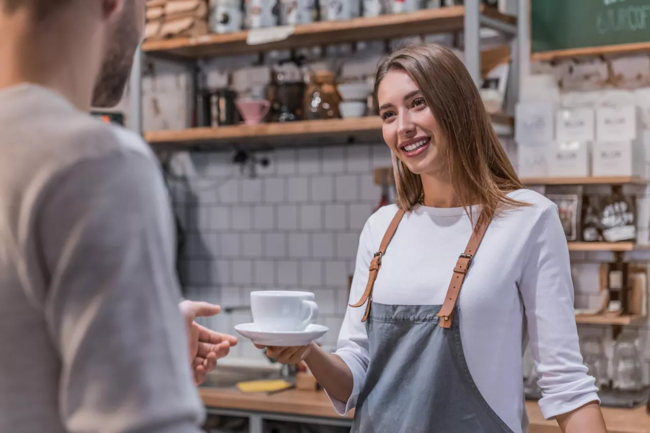 W ciągu trzech lat koszt espresso pitego w kawiarni wzrósł o 18,5 proc., cappuccino – o 20,5 proc., a latte – o 22 proc. (fot. Shutterstock)