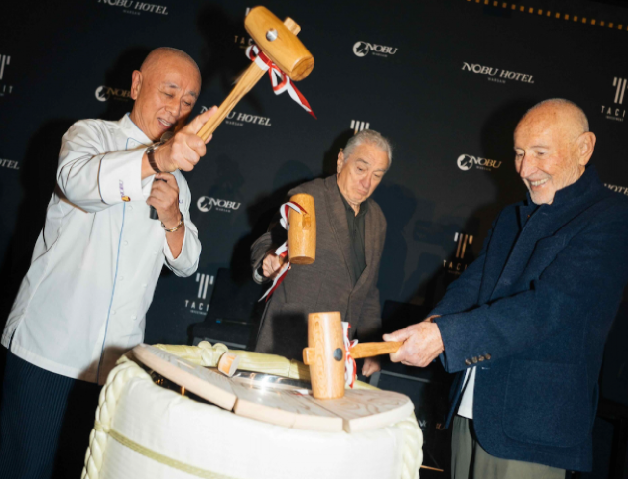 Robert De Niro, Chef Nobu Matsuhisa i Meir Teper spotkali się w Nobu Hotel Warsaw, by celebrować tradycyjną Ceremonię Sake