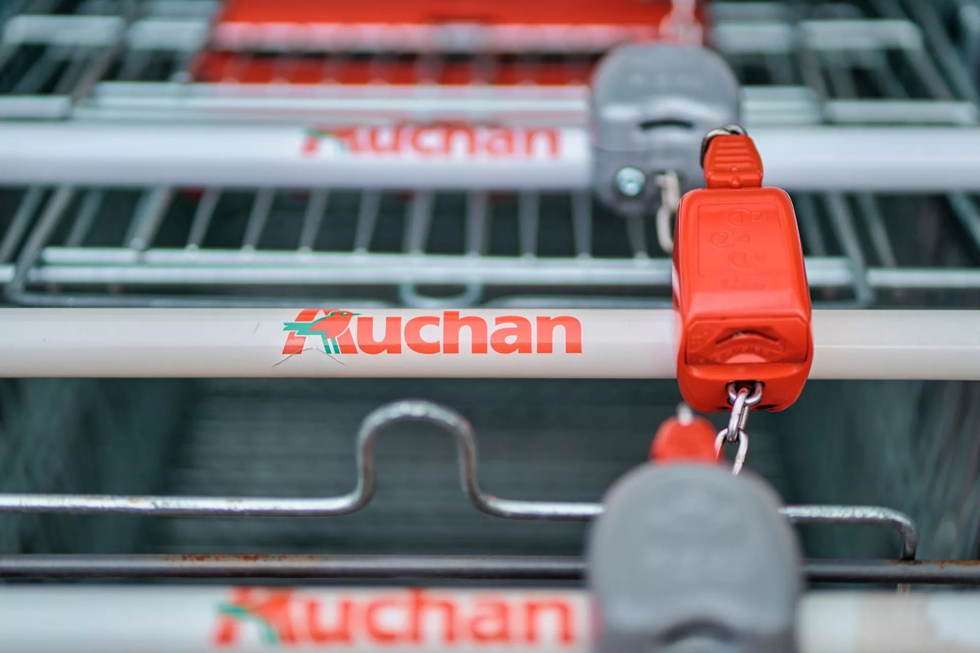 Auchan sprzedaje osiem centrów handlowych w Polsce. Co stanie się ze sklepami działającymi w tych obiektach?