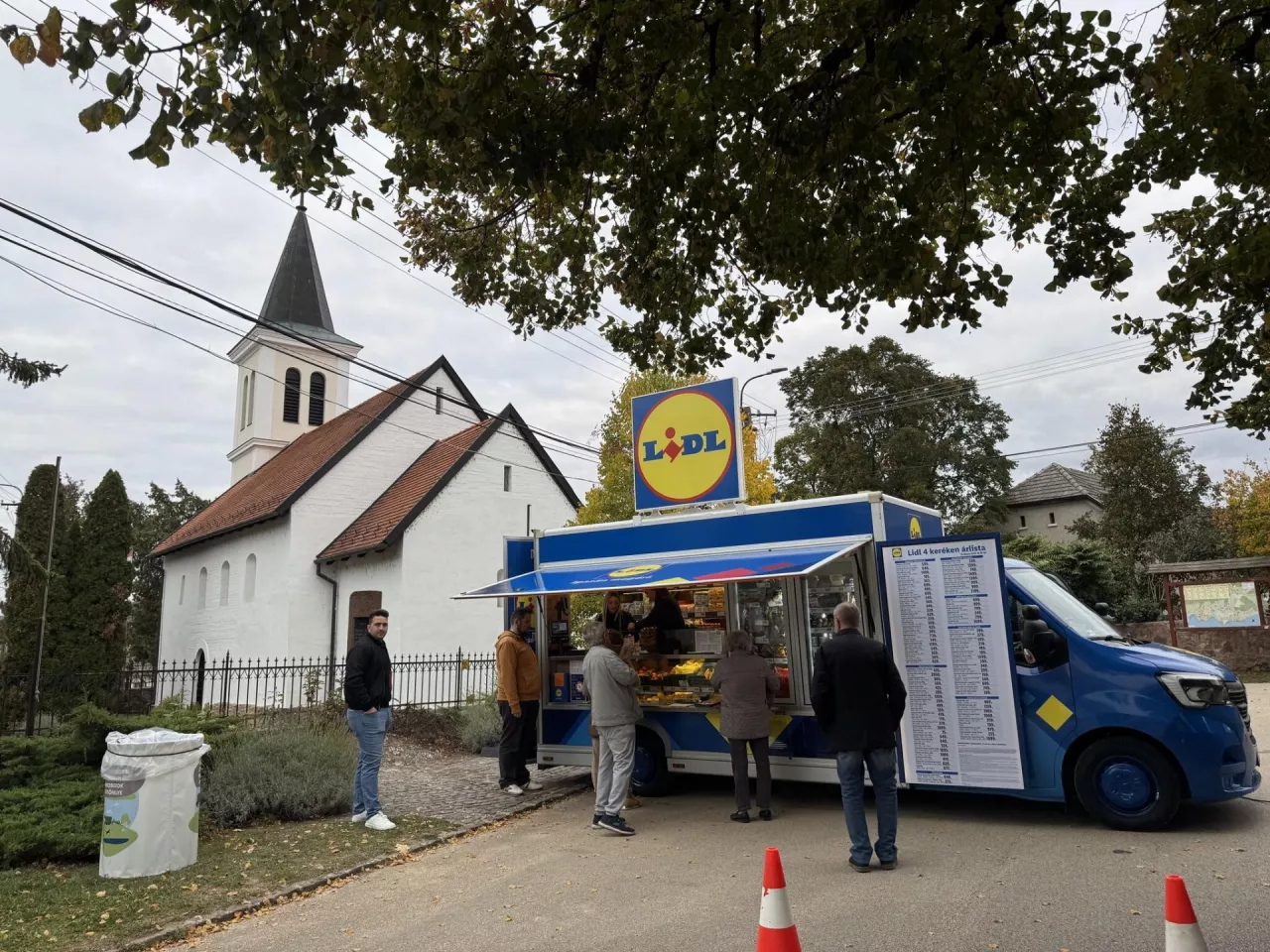 Pierwszy sklep mobilny Lidla już jeździ po węgierskich drogach (fot. Lidl)