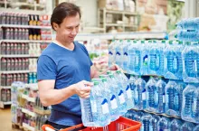 Sieć Intermarché będzie wdrażać system kaucyjny we współpracy z operatorem Kaucja.pl (Shuterstock)